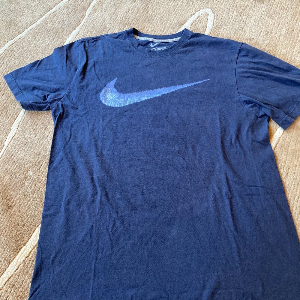 Nike Big Center Swoosh Logo Navy Blue T- Shirt Men’s Size XL. 100% Cotton.